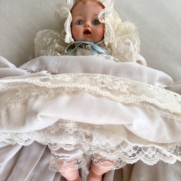 1992 GUNNY, 10 1/2” PORCELAIN DOLL WITH CLOTH BODY. - Picture 7 of 14